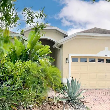 Villa Convenient To Restaurants, Pool, Golf Views